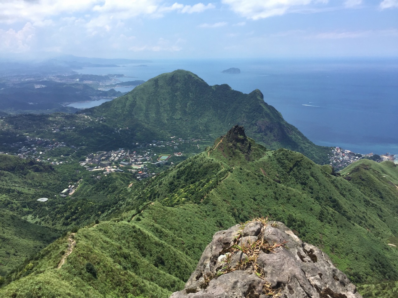 九份の街の背後に聳える基隆山