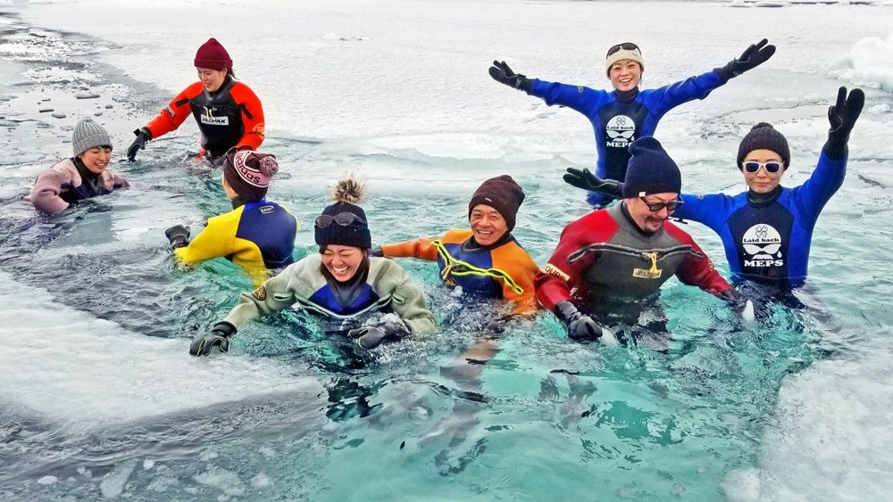 ドライスーツを着て流氷浮かぶ海へ飛こむ