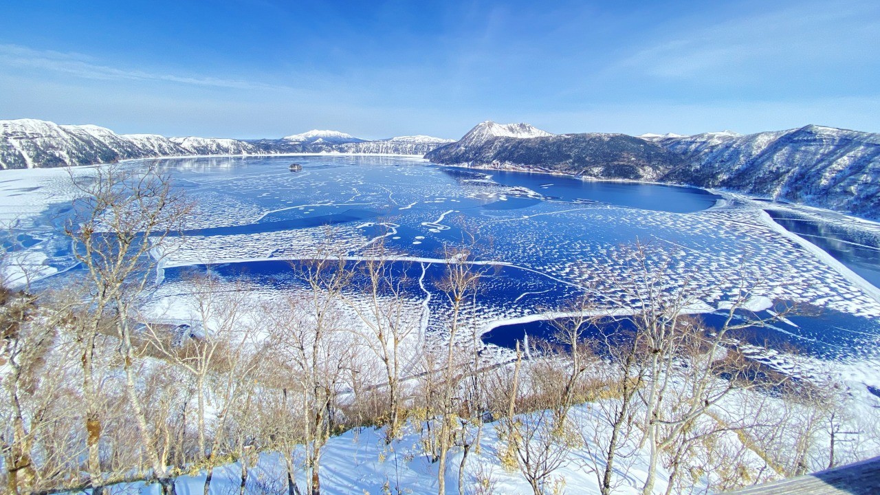 摩周湖と外輪山